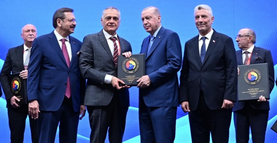 Yönetim Kurulu Başkanımız Hikmet Çinçin’e Hizmet Şeref Belgesi